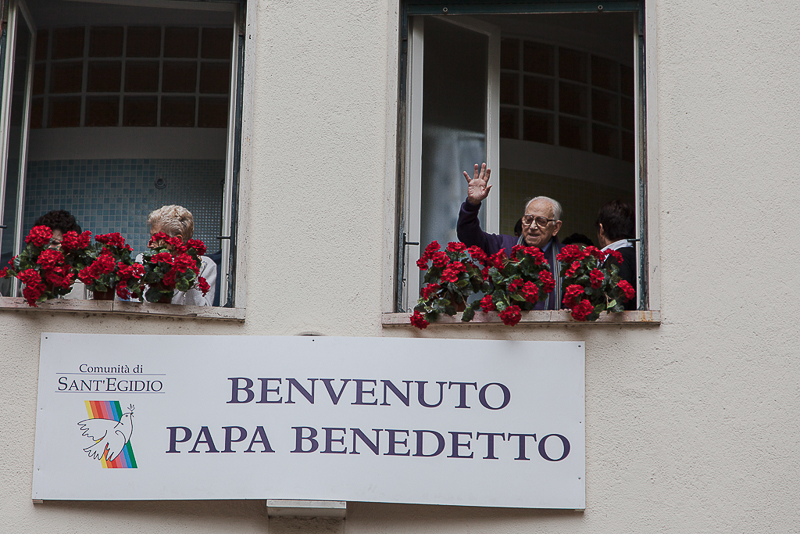 Un papa anziano con gli anziani: GALLERIA DI FOTO della visita di papa Benedetto alla casa “Viva gli anziani” della Comunità di Sant’Egidio