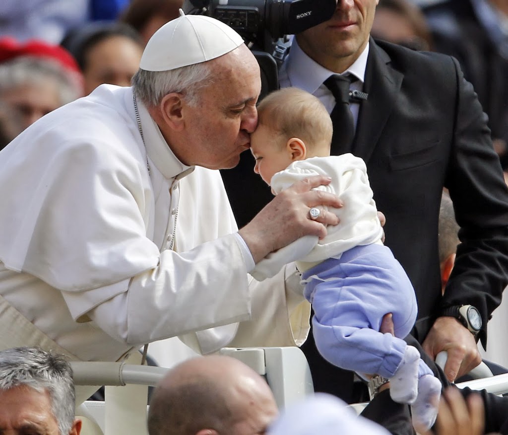 Papa Francesco: “Gli anziani  sono scartati, prendiamocene cura”
