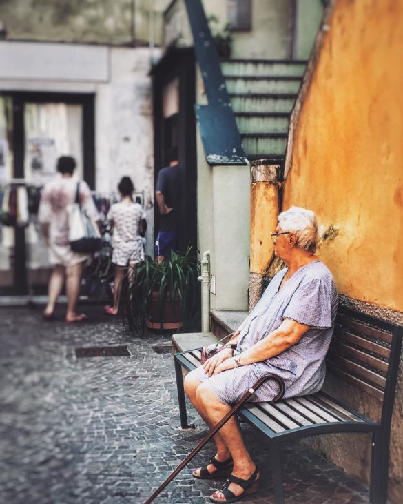 La solitudine: nemica della salute degli anziani