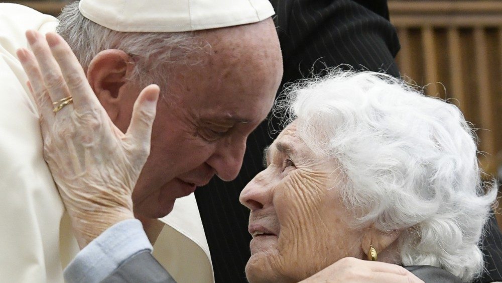 Papa Francesco: “i vecchi non sono reietti dai quali prendere le distanze, fare alleanza tra giovani e anziani”